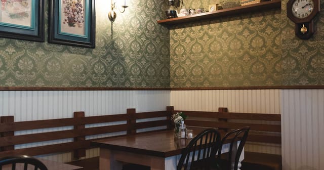 Cozy Green Room at Granny Annies Bar & Kitchen, perfect for meetings and brainstorming.