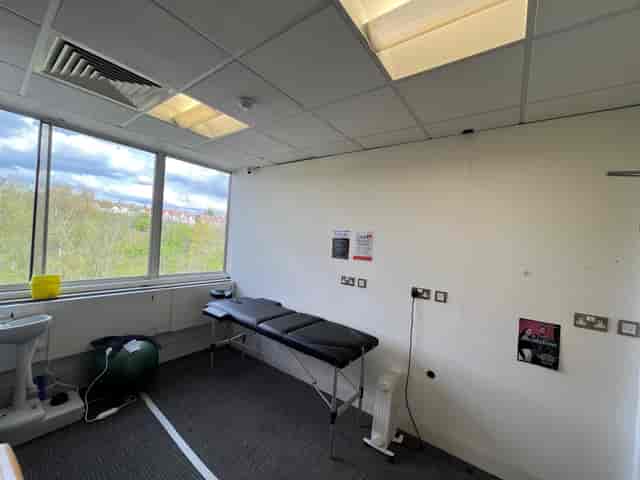 Minimalist London meeting space with natural light, ideal for wellness events and relaxation.