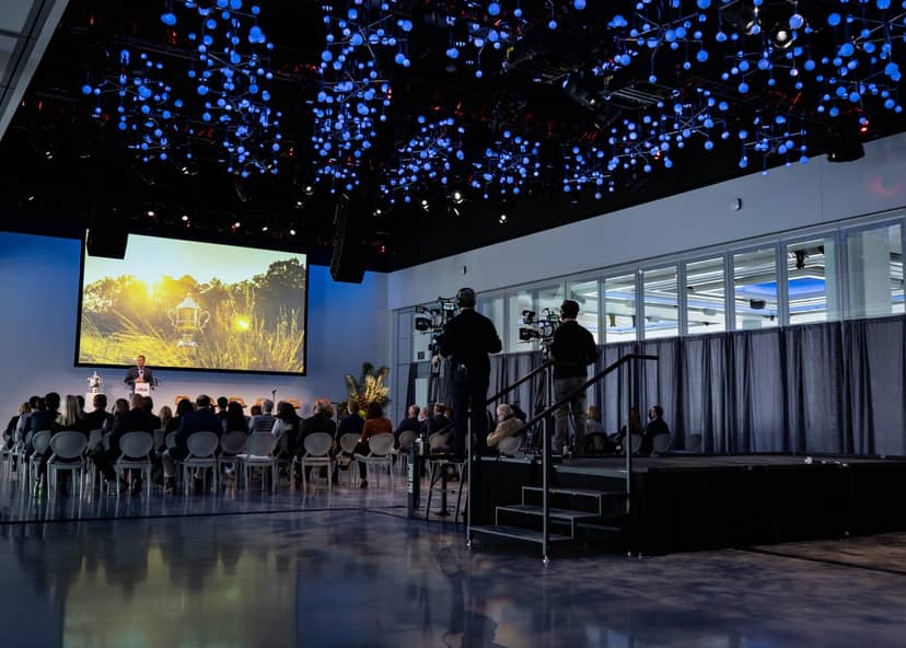 Modern event space GLASSHOUSE 14 with large screen, ideal for conferences and presentations.