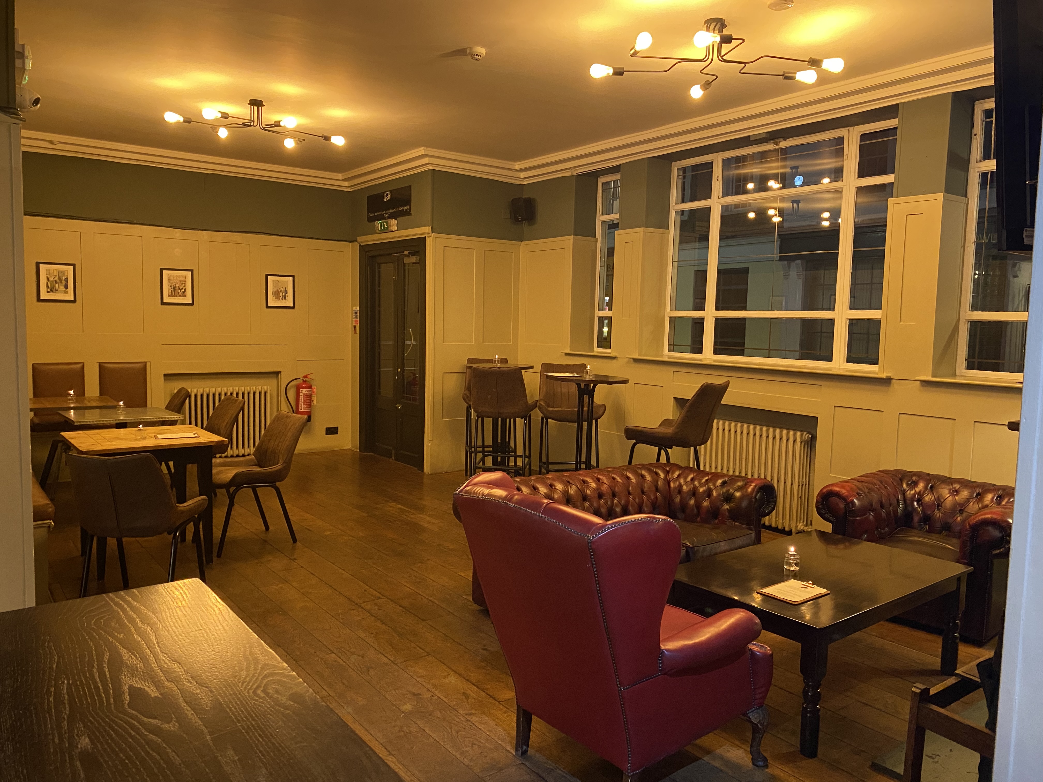 Cozy meeting space with flexible seating for informal gatherings and events.