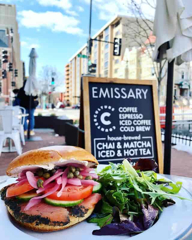 Vibrant outdoor dining setup with sandwich and salad for networking events.
