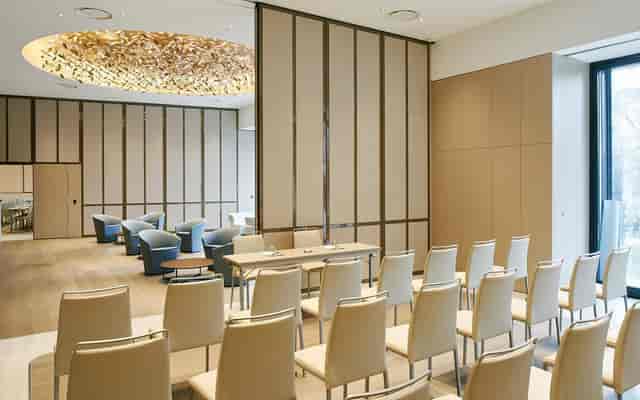 Versatile meeting space in VP Plaza España, Madrid; ideal for workshops and corporate events.