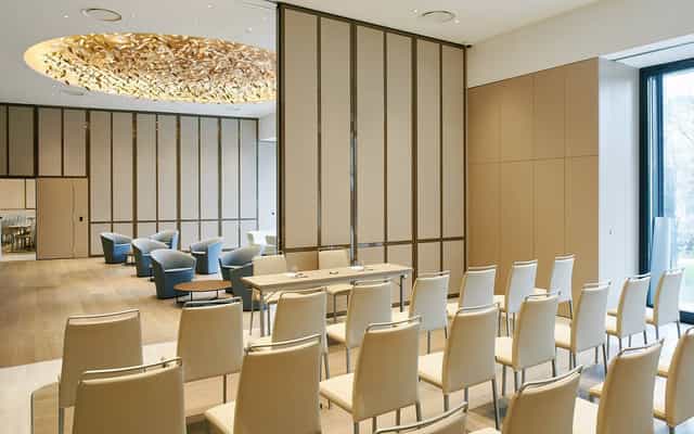 Versatile meeting space in VP Plaza España, Madrid; ideal for workshops and corporate events.