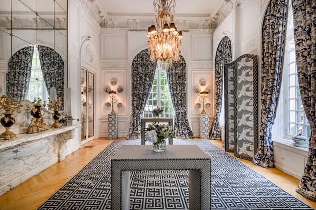 Elegant Salon Rojo event space in Hotel Santo Mauro, ideal for upscale meetings and gatherings.