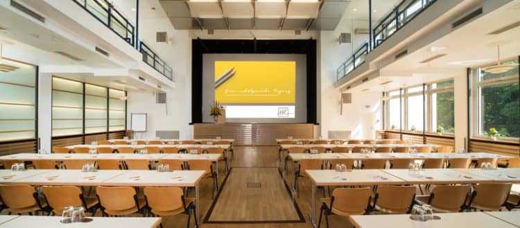 Kolping-Saal conference room with natural light, ideal for meetings and events in Frankfurt.