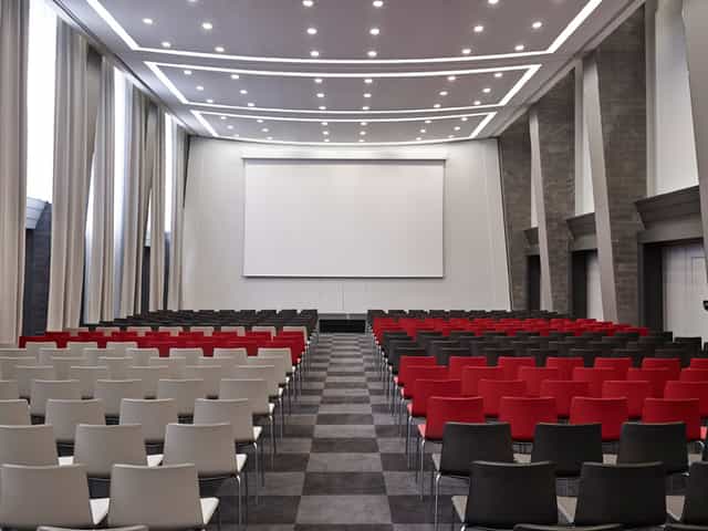 Event space in Pullman Paris with modern chairs, ideal for conferences and presentations.