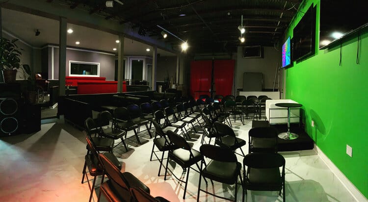 Versatile event space with flexible seating for workshops and conferences in StudioPlace A&R.