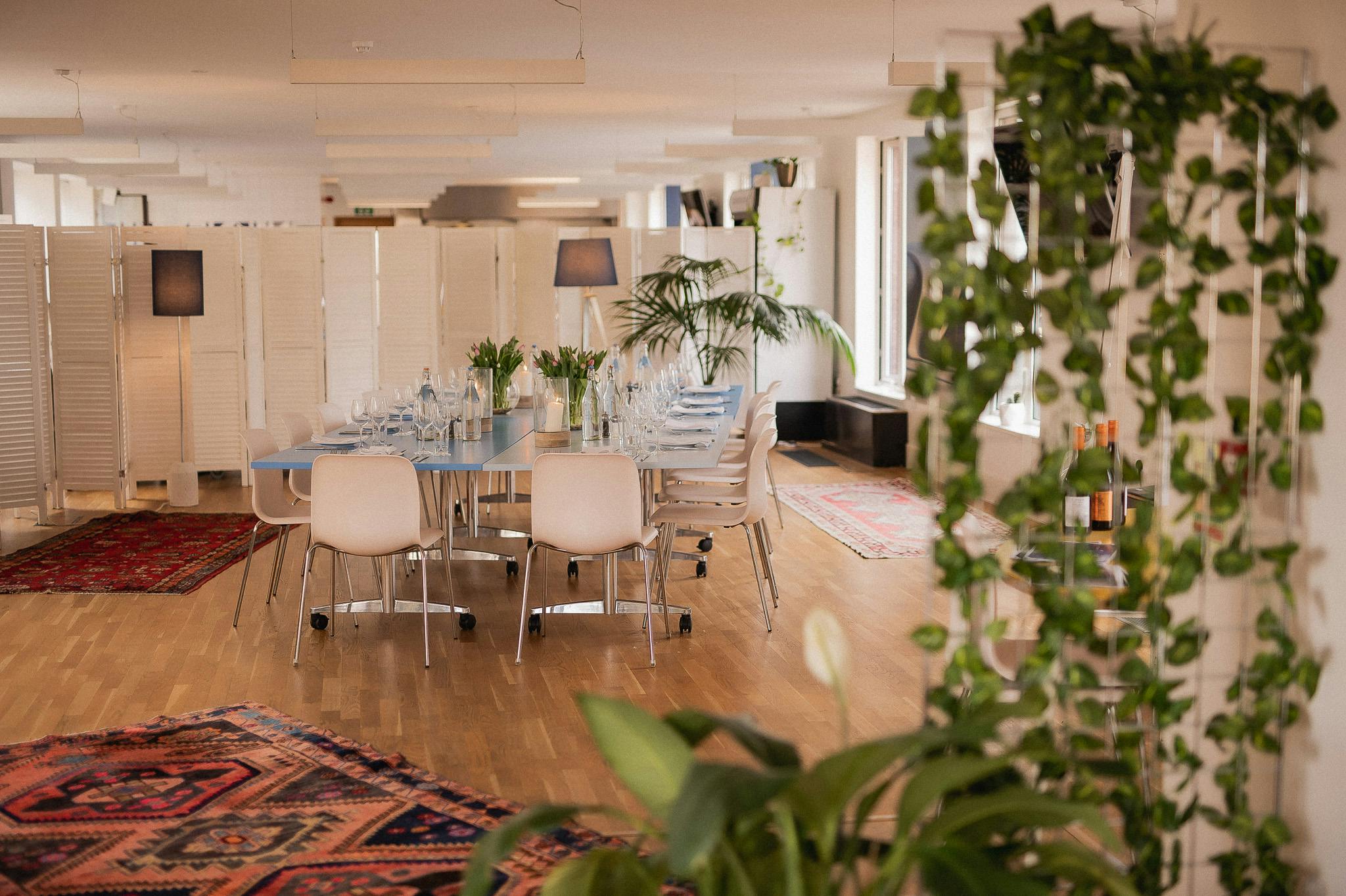 Rooftop Kitchen meeting space with central table, ideal for workshops and brainstorming.