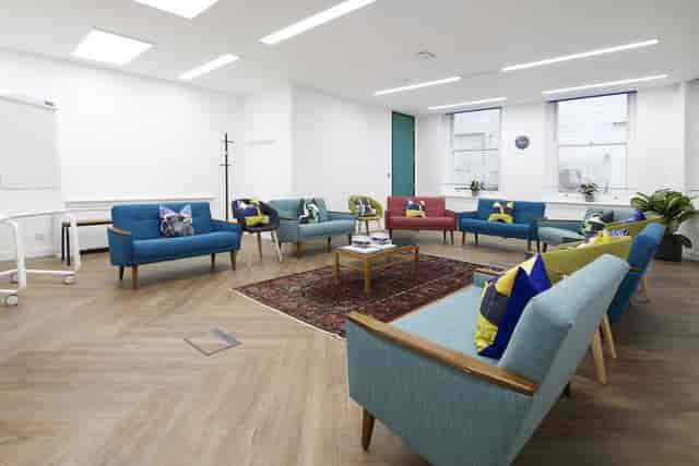 Modern meeting space with circular seating, ideal for brainstorming and team-building events.