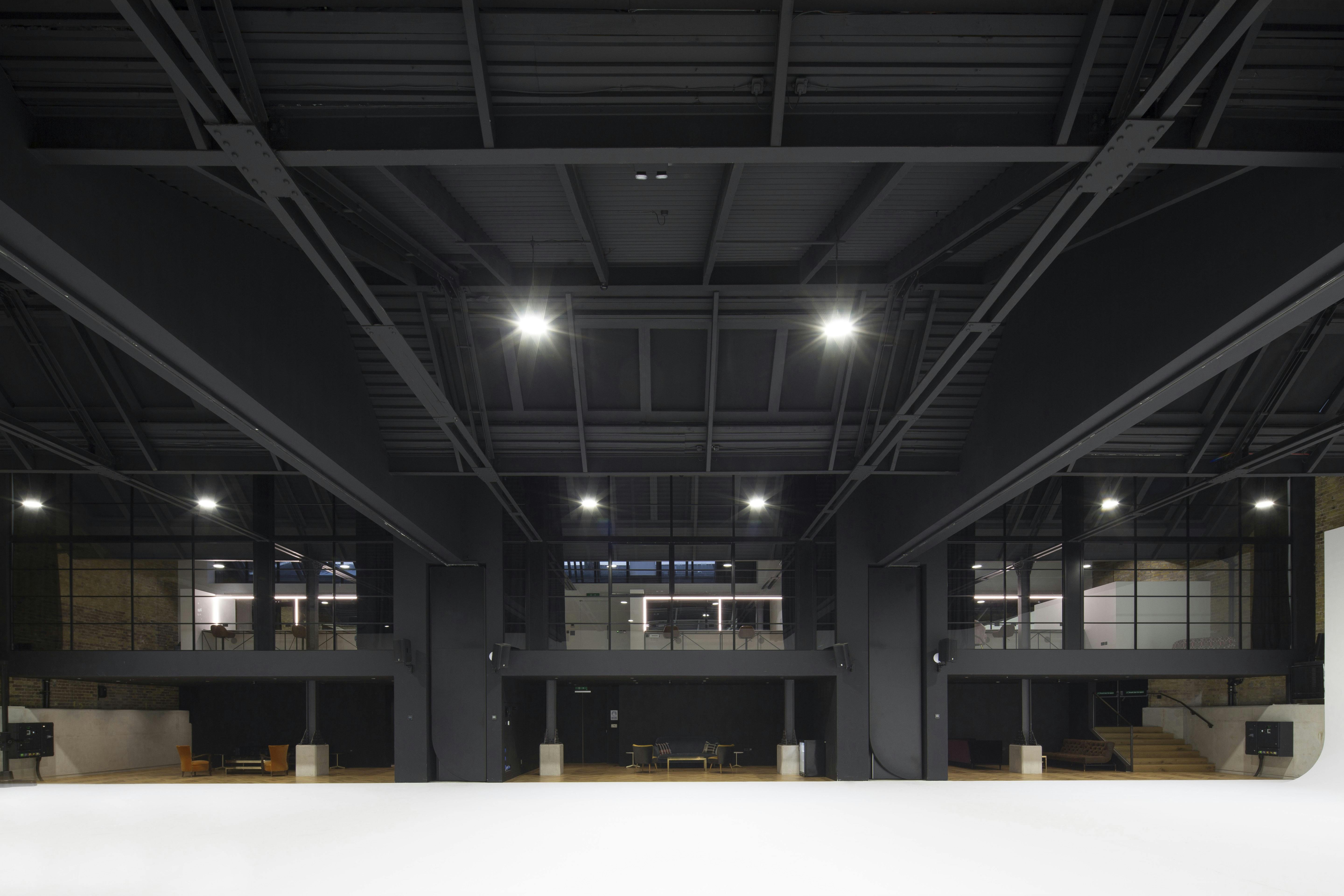 Modern event venue with high ceilings, ideal for conferences and exhibitions.