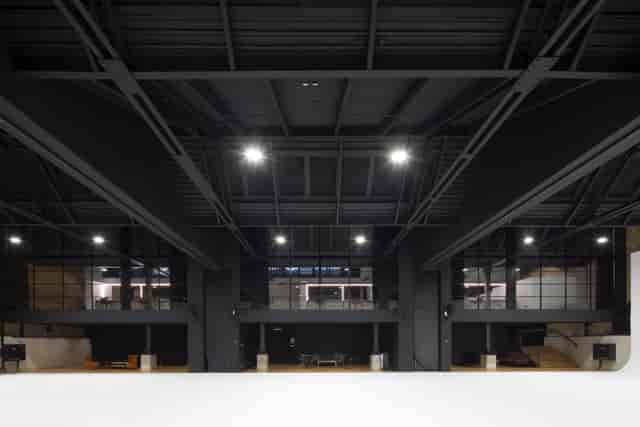 Modern event venue with high ceilings, ideal for conferences and exhibitions.