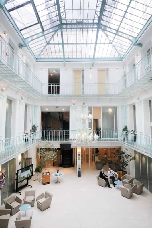 La Verriere Clery atrium with chandelier, ideal for Paris events and conferences.
