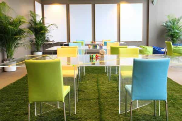 Vibrant Presidents Lounge in Old Port, Montréal, perfect for creative workshops and meetings.