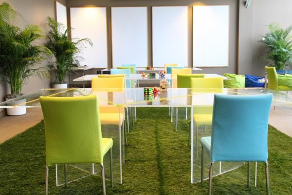 Vibrant Presidents Lounge in Old Port, Montréal, perfect for creative workshops and meetings.