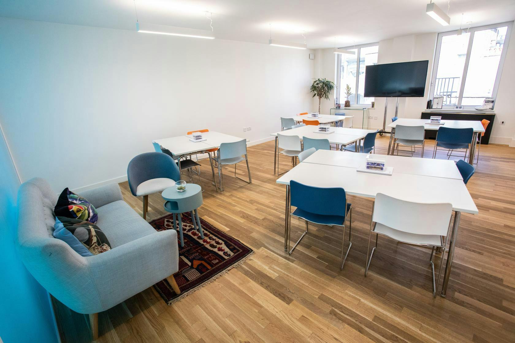 Versatile meeting space with natural light, ideal for workshops and brainstorming sessions.