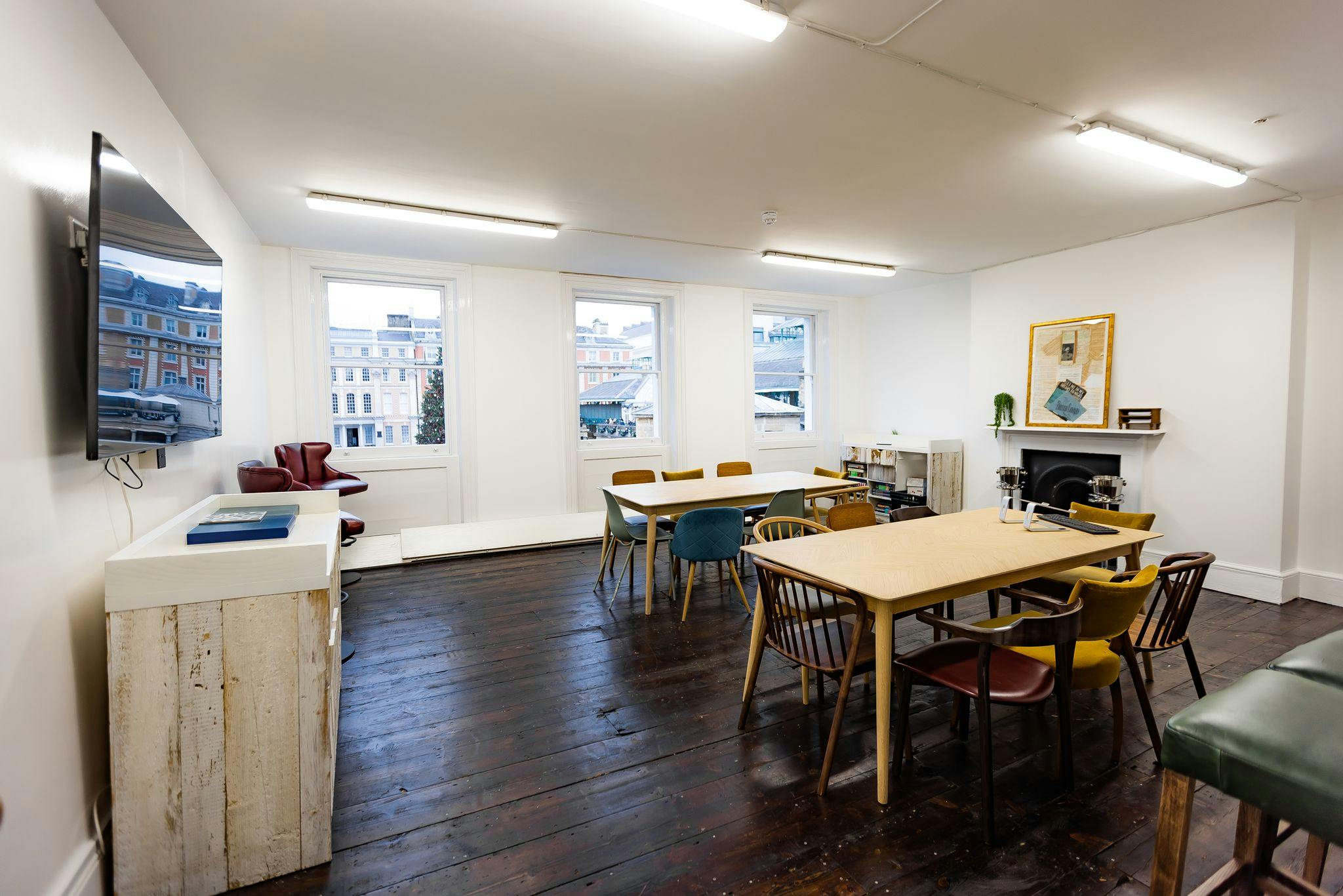 Versatile meeting space with natural light, ideal for workshops and gatherings at The Onion Room.