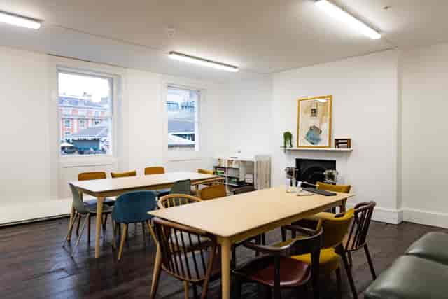 Versatile meeting space with natural light, ideal for workshops and gatherings.