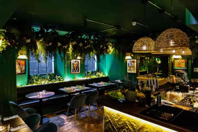 Vibrant El Ta'koy venue with lush greenery, ideal for networking and cocktail events.