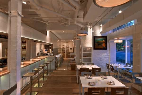 Modern Doi Moi restaurant with natural wood decor, ideal for events and meetings.