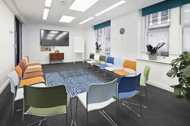 Modern meeting room with circular seating, ideal for workshops and team meetings.