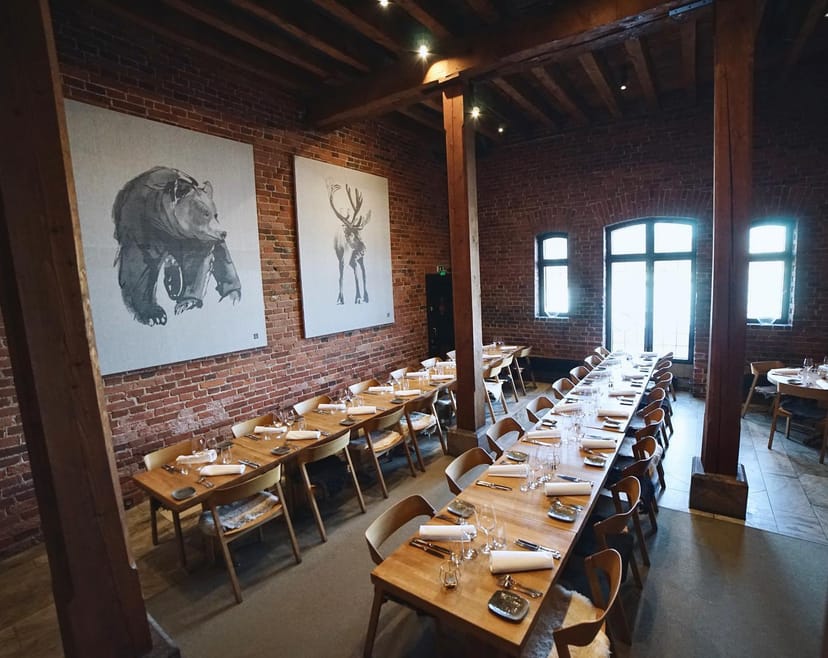 Stylish private room with elegant dining table for intimate gatherings and corporate dinners.