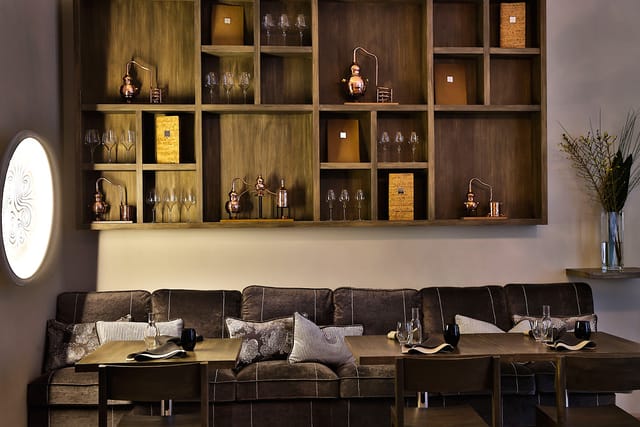 Private dining room in Ragú with warm wood accents, ideal for intimate events and meetings.