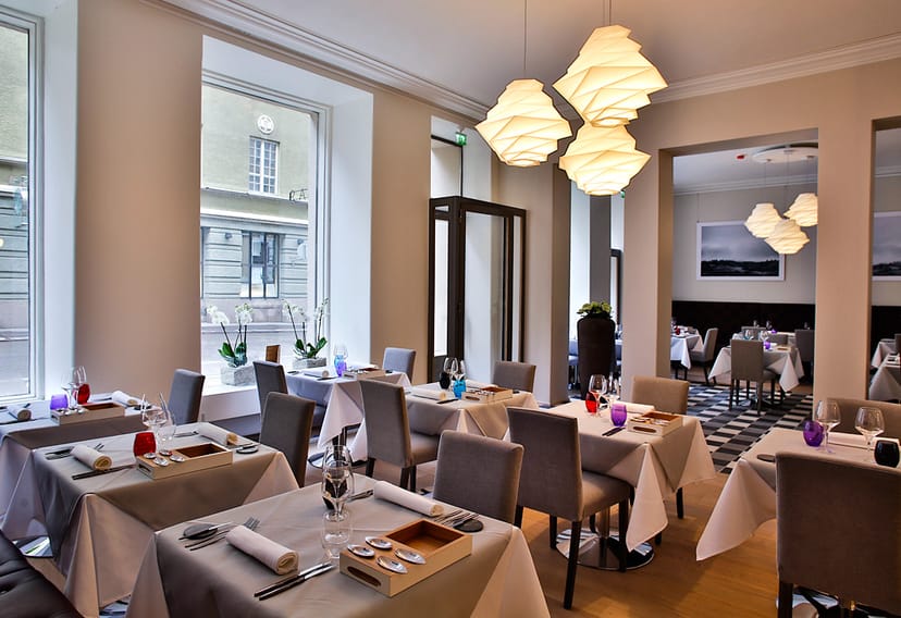 Private dining room in Ragú with elegant decor for intimate meetings and events.