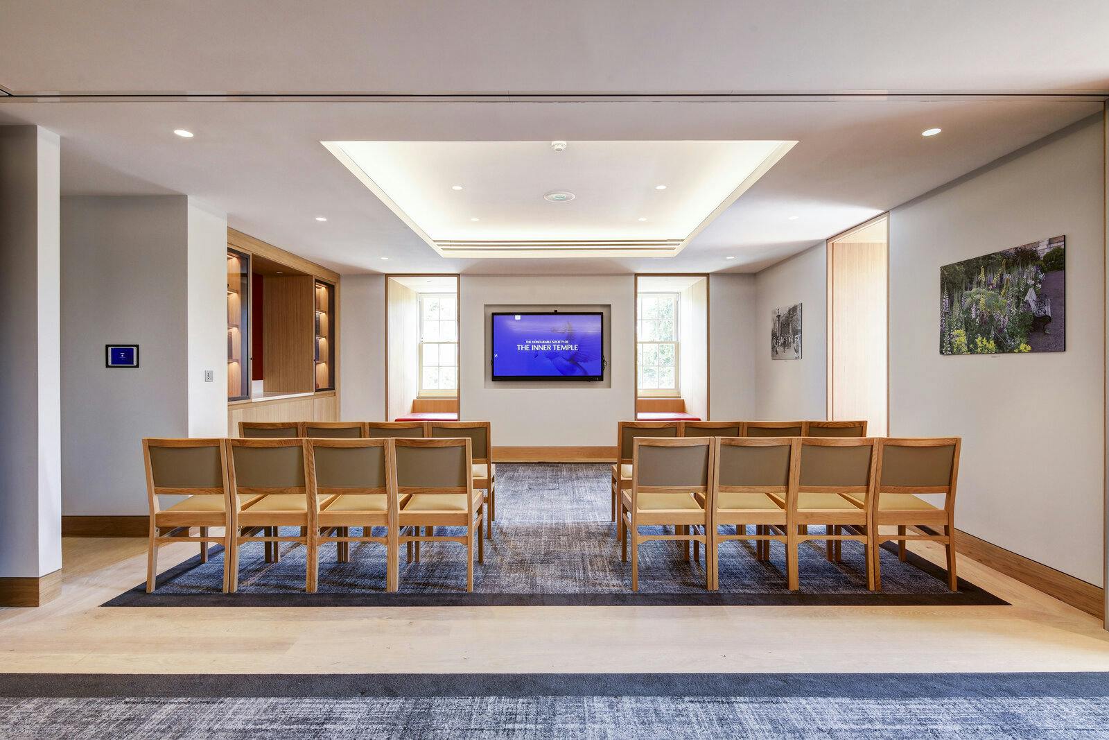 Modern meeting room with large screen, ideal for corporate events and workshops.