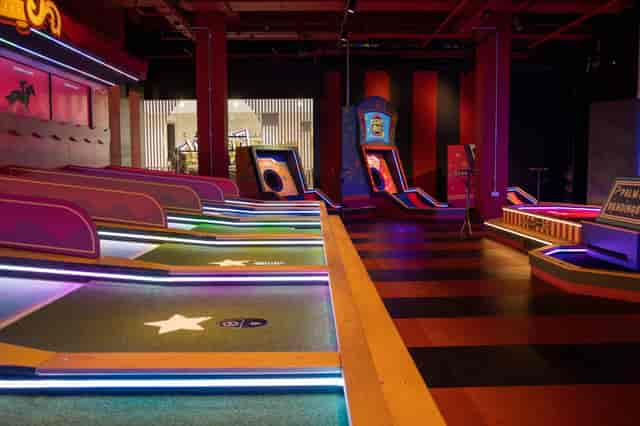 CUBE + Putters mini-golf in Urban Playground, ideal for team-building and networking events.