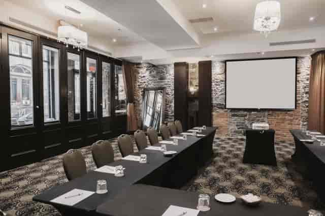 Banquet Verses Room at Hotel Nelligan, elegant decor for meetings and events.
