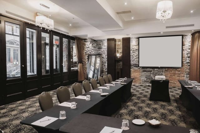 Banquet Verses Room at Hotel Nelligan, elegant decor for meetings and events.