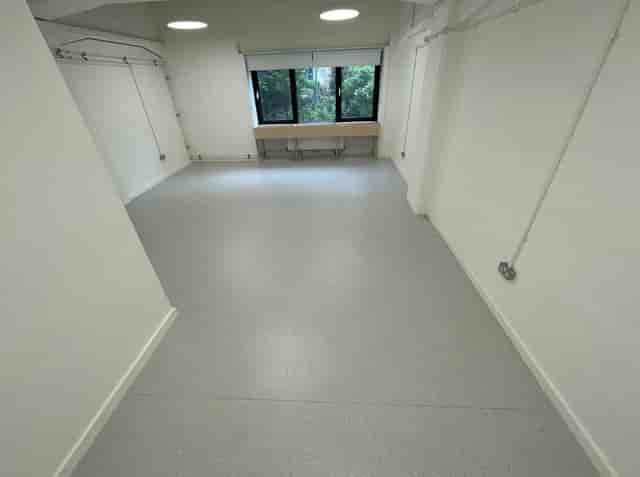 Vision Wharf Pop-Up: minimalist meeting space with natural light, ideal for workshops and gatherings.