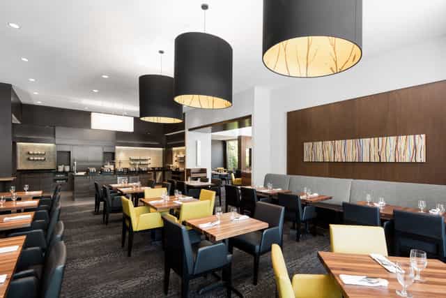 Modern restaurant space in Hotel Bonaventure, ideal for events and meetings.