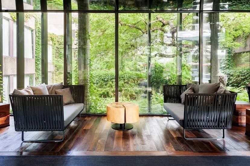 Stylish lounge at Hotel Bonaventure, perfect for networking and informal meetings.