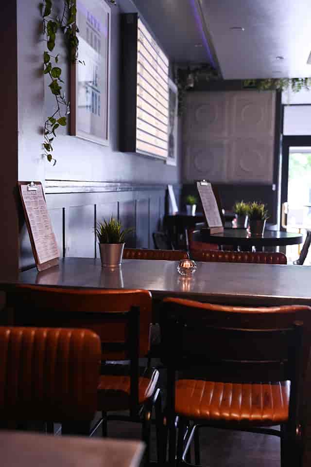 Stylish bar area in Lizard Lounge, perfect for intimate meetings and events.