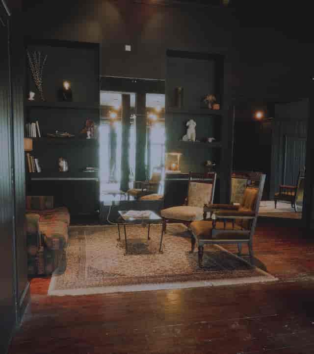 Cozy meeting space in GRAVITAS, perfect for brainstorming and small gatherings.