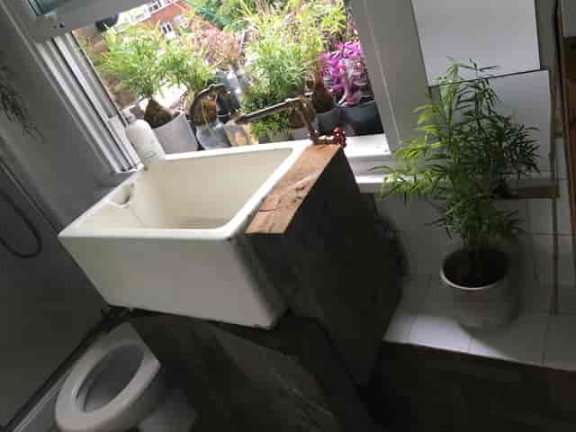 Vintage bathroom in a studio flat for film shoots, ideal for creative events and meetings.