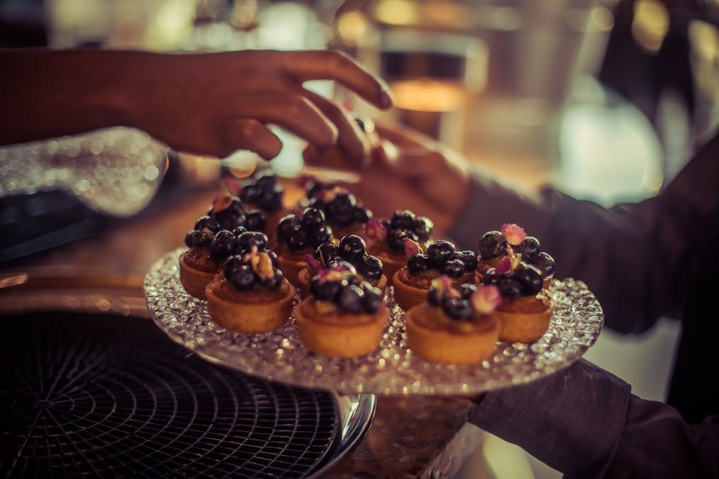 Gourmet dessert platter with blueberries at Rose Court Events, perfect for upscale gatherings.