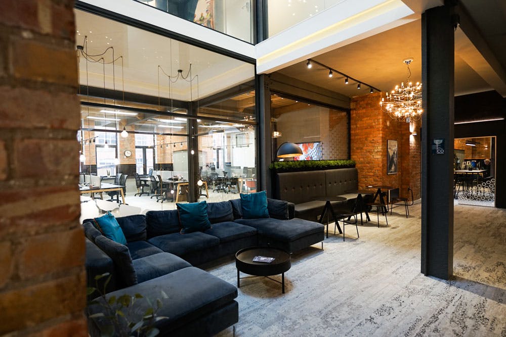 Modern meeting room with natural light, ideal for events and networking.