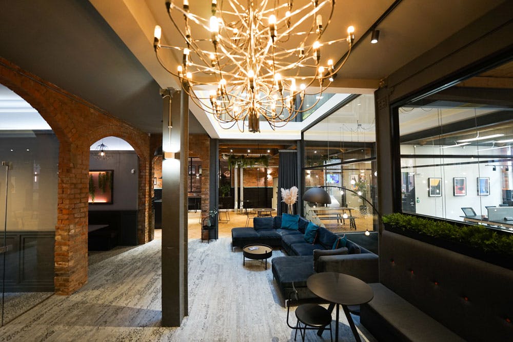Modern meeting room with chandelier, ideal for events and gatherings in Colony Jactin House.
