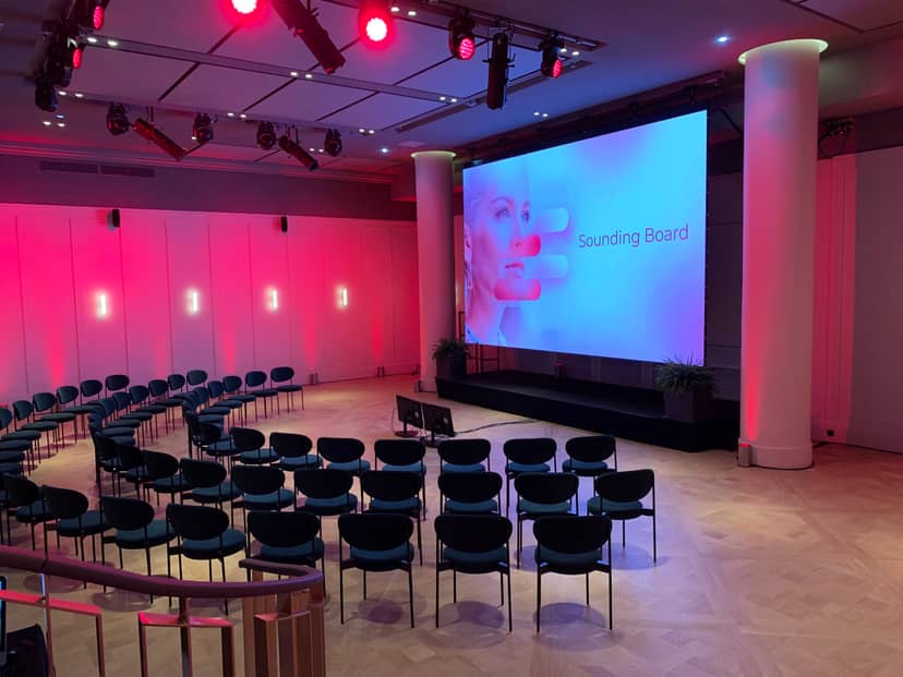 Le Studio event space in Paris, circular seating for presentations and networking.
