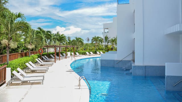 Poolside lounge area at Hotel Grand Riveira Princess, ideal for outdoor events and networking.