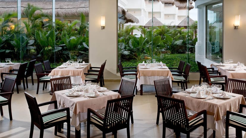 Elegant dining area in Hotel Grand Riveira Princess, perfect for events and gatherings.