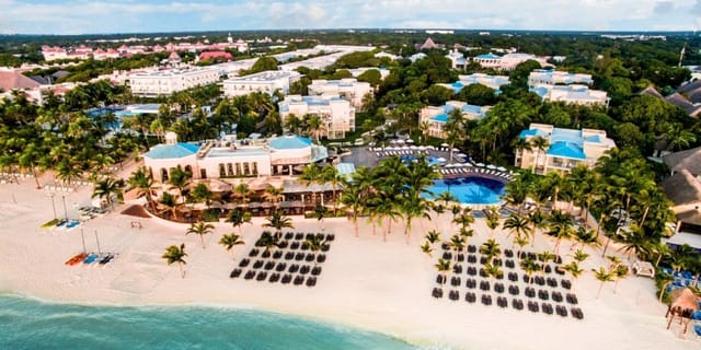 Beachfront resort bedrooms with pool, ideal for corporate retreats and events.