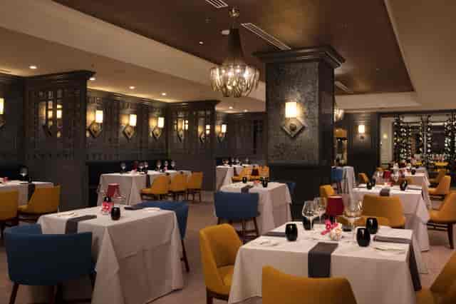 Elegant dining space in Dreams Natura, perfect for intimate gatherings and corporate events.