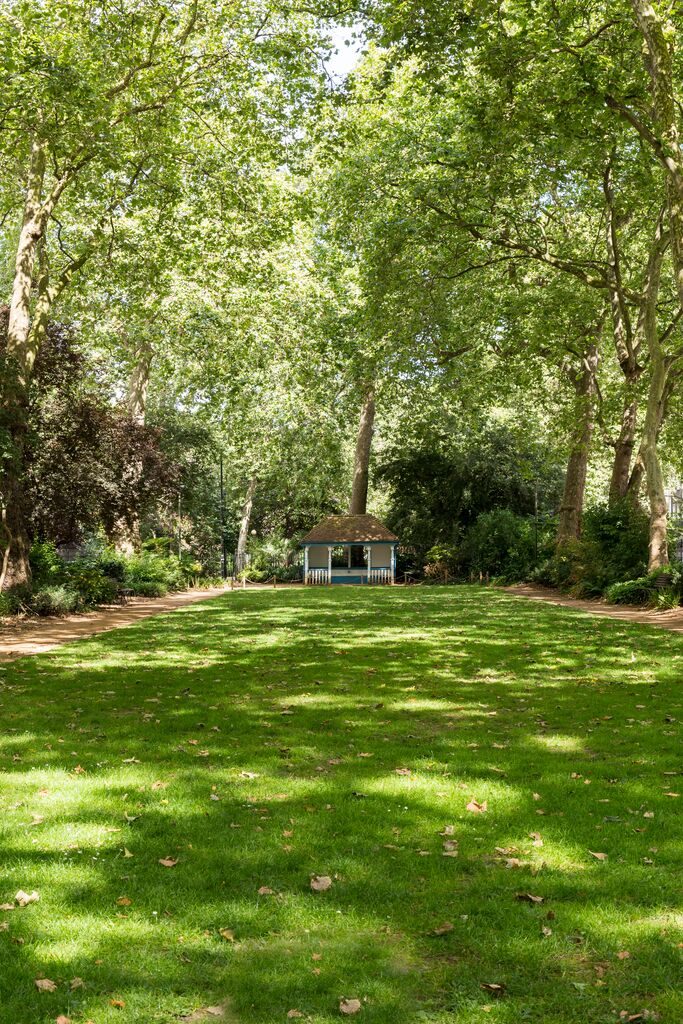 Woburn Square at University of London: lush lawn, gazebo, ideal for weddings and events. - Banner