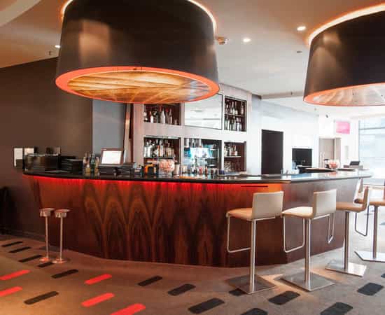 Sleek bar area in Hilton Paris La Defense, ideal for networking events and social gatherings.