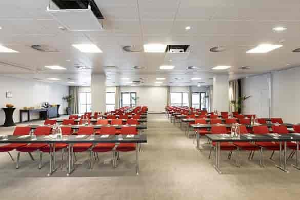 Merlot and Syrah meeting space with red chairs, ideal for workshops and conferences.