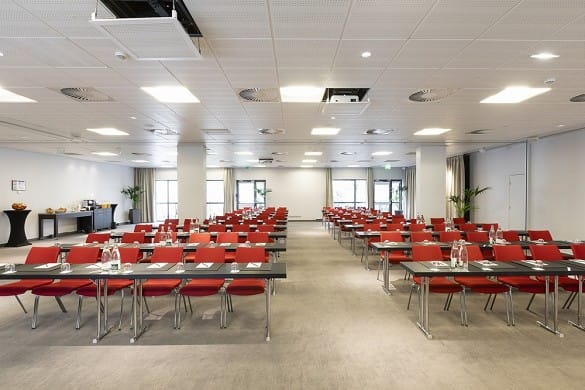 Merlot and Syrah meeting space with red chairs, ideal for workshops and conferences.