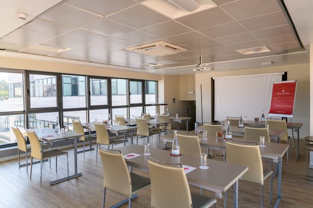 Saramago meeting room with natural light, ideal for corporate workshops and presentations.